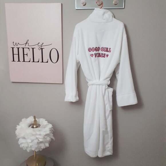 NWT LA Trading Co. white embroidered graphic plush robe - Picture 5 of 6